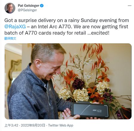 Intel CEO秀手持Arc A770旗舰显卡照片：第一批产品即将开卖