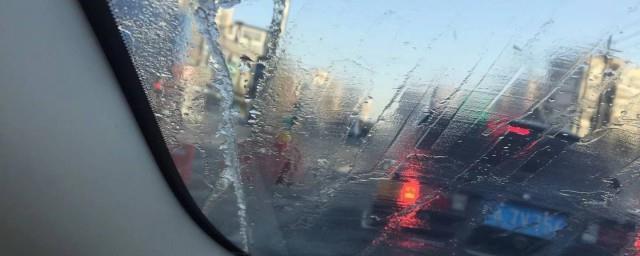 车窗结冰可以用热水吗