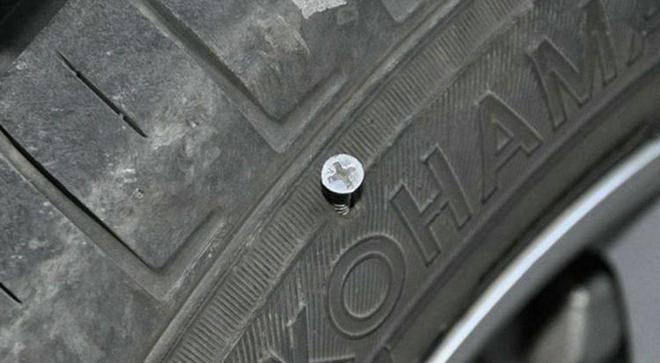 轮胎被扎了个小钉子怎么处理