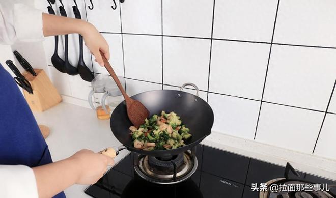 生铁锅和熟铁锅哪个好（“生铁锅”和“熟铁锅”区别）