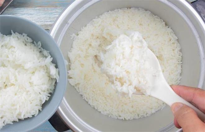 蒸米饭的做法水放多少（蒸米饭水和米的比例）