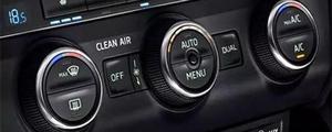 车内开空调玻璃外面起雾是什么原因？