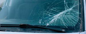 车玻璃裂缝怎样修复？
