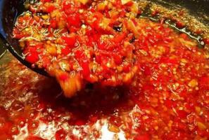 【中国美食】家庭自制辣椒酱的做法（辣椒酱的制作方法及配料）
