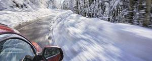 下雪天路面结冰怎么开车