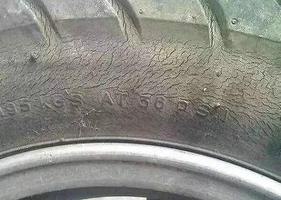 车轮胎有小裂纹需要换吗