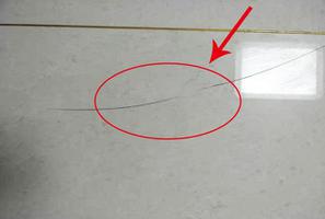 地板砖划痕怎样去除（瓷砖上留下划痕解决方法）